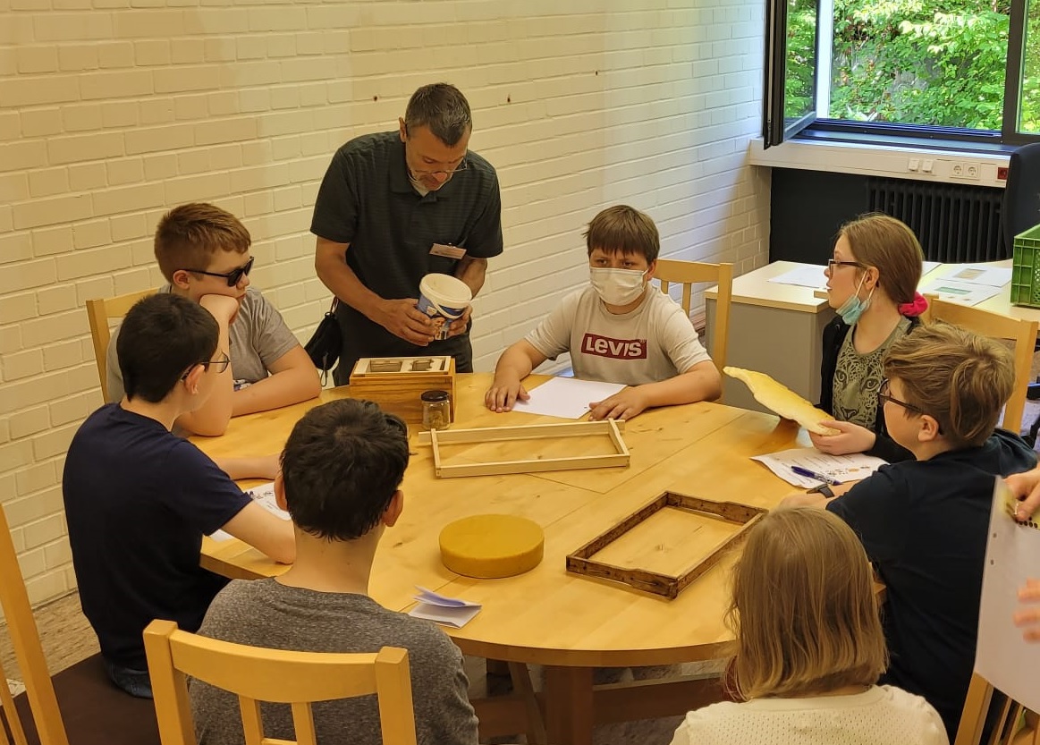 Sch%C3%BClerinnen%20und%20Sch%C3%BCler%20bei%20den%20Stationen%202 Sch%C3%BClerinnen%20und%20Sch%C3%BCler%20bei%20den%20Stationen%202